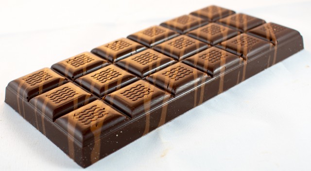 Tablettes de chocolat noir 66% praliné amandes noisettes 100g